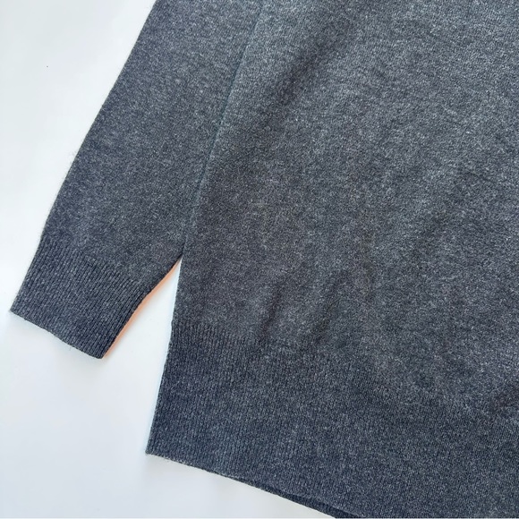 [SOLD] Aritzia Wilfred Grey Wool and Cashmere V-Neck Relaxed Fit Sweater size XS - Picture 7 of 14